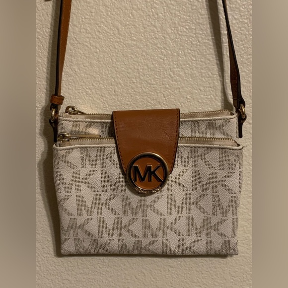 Michael Kors Logo Crossbody Gently Worn - Picture 2 of 14